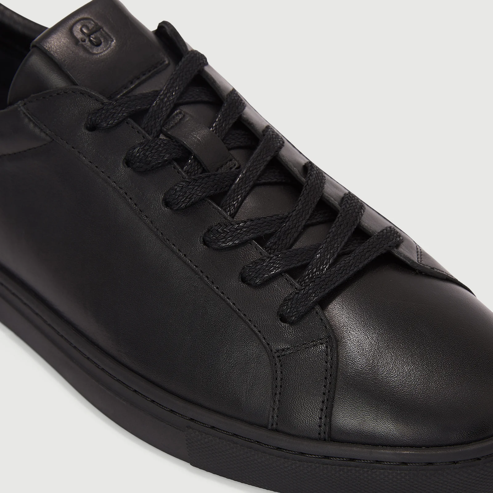 The Reign - Triple Black 3 The Reign - Triple Black
